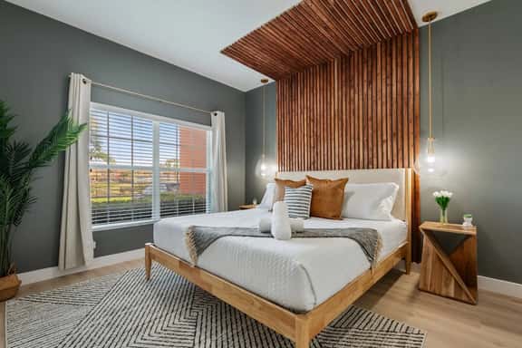 Pet-Friendly Lakeview Townhome w/ Pool, Themed - Imagem 1
