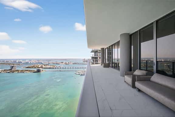 Luxury Waterfront Penthouse with Bay Views - Image 1
