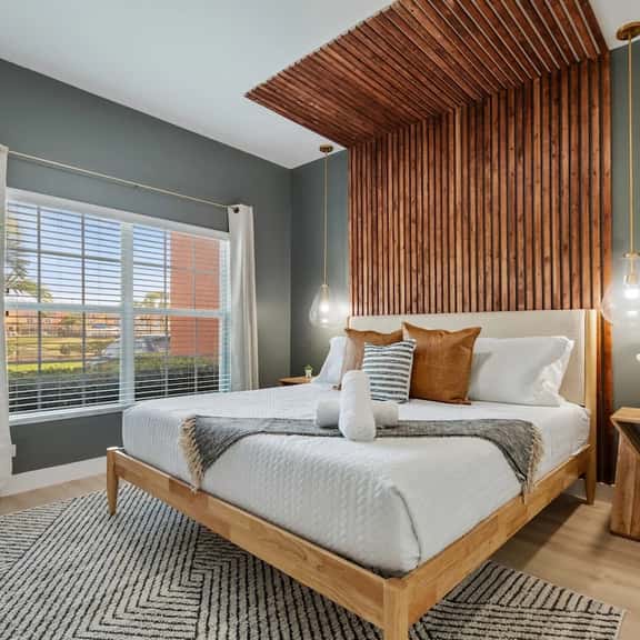 Pet-Friendly Lakeview Townhome w/ Pool, Themed - Imagem 1