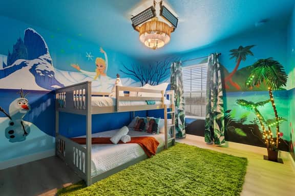 Pet-Friendly Lakeview Townhome w/ Pool, Themed - Imagem 3
