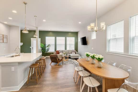 Central Park Townhouse w/ Garage, Fast WiFi, - Image 4